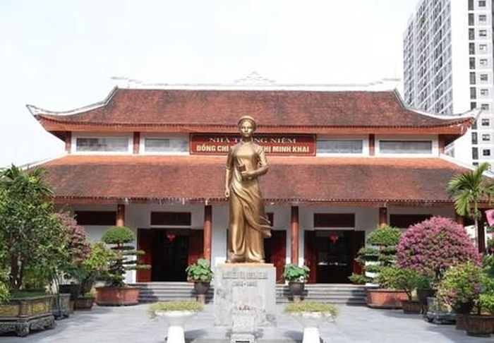 Tượng đài bà Nguyễn Thị Minh Khai đúc bằng đồng, cao 4,5m, được bố trí ở phía trước Nhà lưu niệm Nguyễn Thị Minh Khai, phường Thành Vinh, Nghệ An