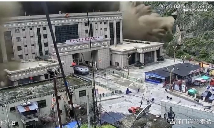 Khoảnh khắc dòng lũ bùn tràn đến cuốn phăng cửa khẩu Gyirong - Ảnh: camera an ninh 