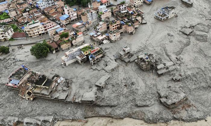 Lũ bùn quét qua ở biên giới Nepal - Trung Quốc gây thiệt hại nặng nề - Ảnh: Reuters