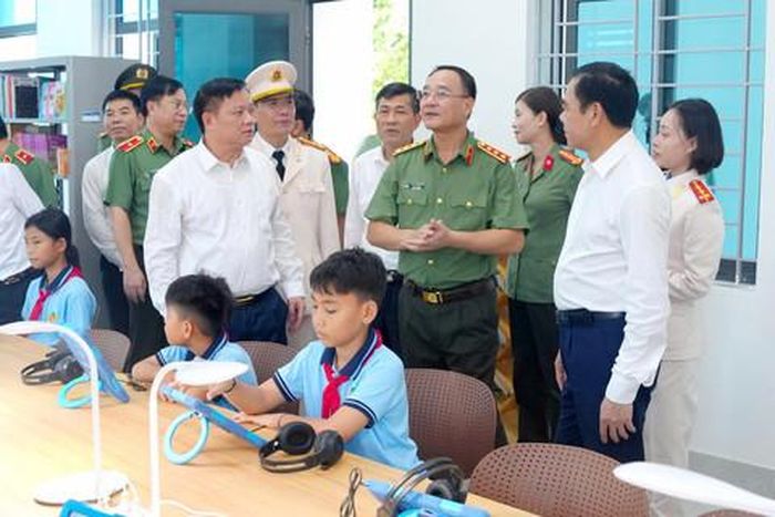 Các đồng chí lãnh đạo tham quan cơ sở vật chất tại trường