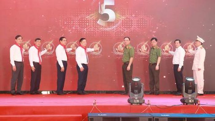 Thượng tướng Phạm Thế Tùng cùng các đại biểu thực hiện nghi thức khai bút mở trường