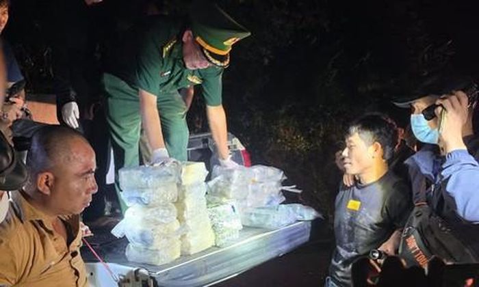 Hai đối tượng khai, vận chuyển thuê số ma tuý trên với giá tiền công 100 triệu đồng. Ảnh Thuý Hoa.