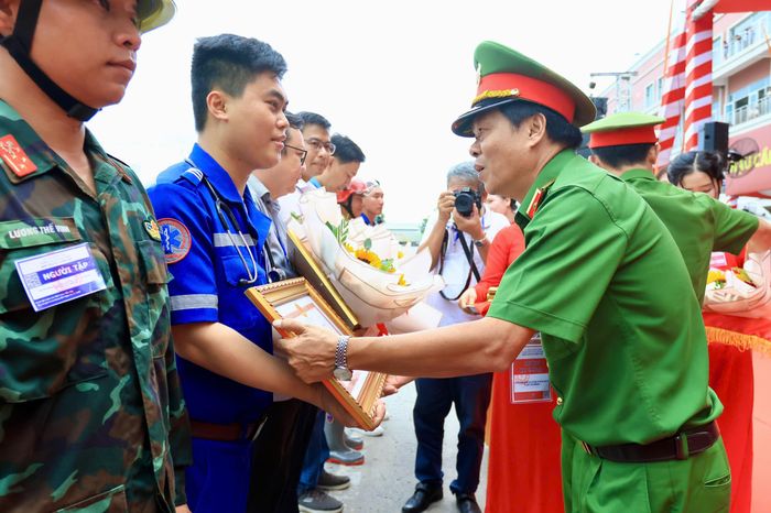 Thiếu tướng Nguyễn Thanh Hưởng - Phó Giám đốc Công an Thành phố Hồ Chí Minh khen thưởng các đơn vị tham gia 