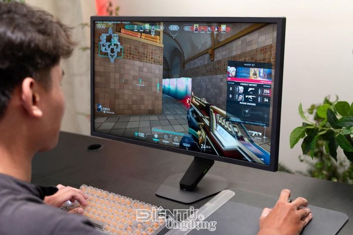 Thiết kế chân đế nhỏ gọn, LG UltraGear 25G590B tối ưu không gian thi đấu eSports