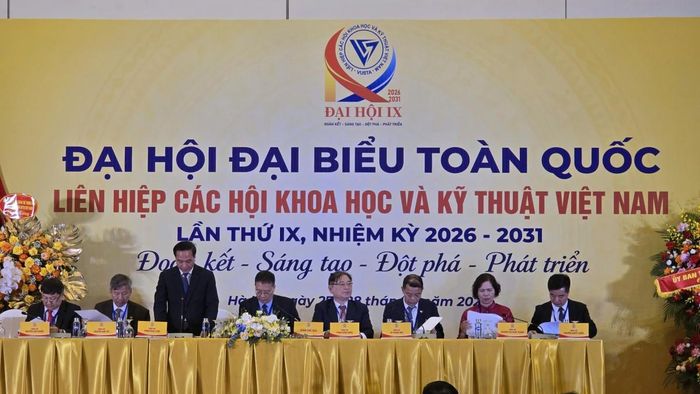 Đoàn Chủ tịch Đại hội.