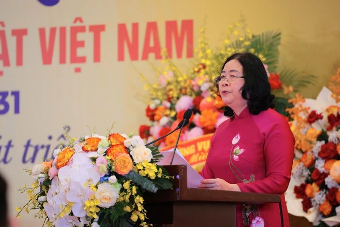 Đồng chí Bùi Thị Minh Hoài, Ủy viên Bộ Chính trị, Bí thư Trung ương Đảng, Bí thư Đảng ủy Mặt trận Tổ quốc, các đoàn thể Trung ương, Chủ tịch Ủy ban Trung ương Mặt trận Tổ quốc Việt Nam phát biểu tại Đại hội.