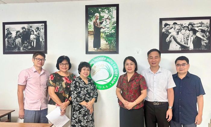 Lãnh đạo Hiệp hội Nông nghiệp Hữu cơ Việt Nam và Liên hiệp các Hội Khoa học và Kỹ thuật tỉnh Sơn La chụp ảnh lưu niệm sau buổi làm việc.