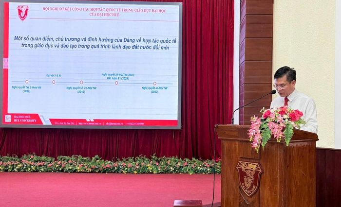PGS.TS. Nguyễn Duân, Đảng ủy viên, Chánh Văn phòng Đảng và Đoàn thể Đại học Huế trình bày tại hội nghị