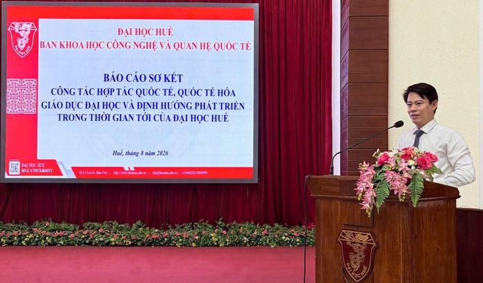 PGS.TS. Trần Văn Giang, Trưởng ban Khoa học Công nghệ và Quan hệ quốc tế Đại học Huế trình bày báo cáo sơ kết