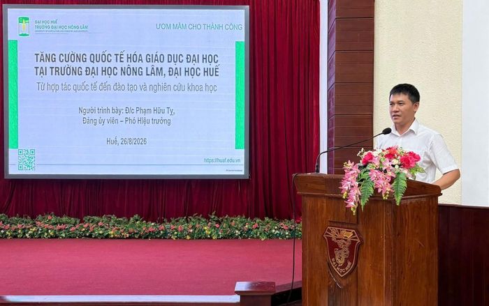 Các đại biểu trình bày tham luận tại Hội nghị.