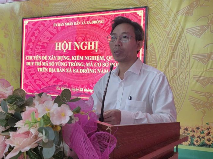  Ông Lê Hữu Thắng, Phó Chủ tịch UBND xã Ea Drông, chủ trì hội nghị. 