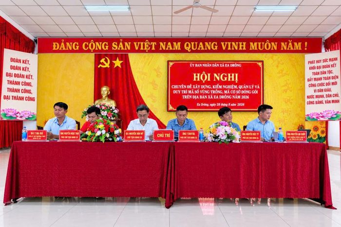  Bàn chủ trì hội nghị.