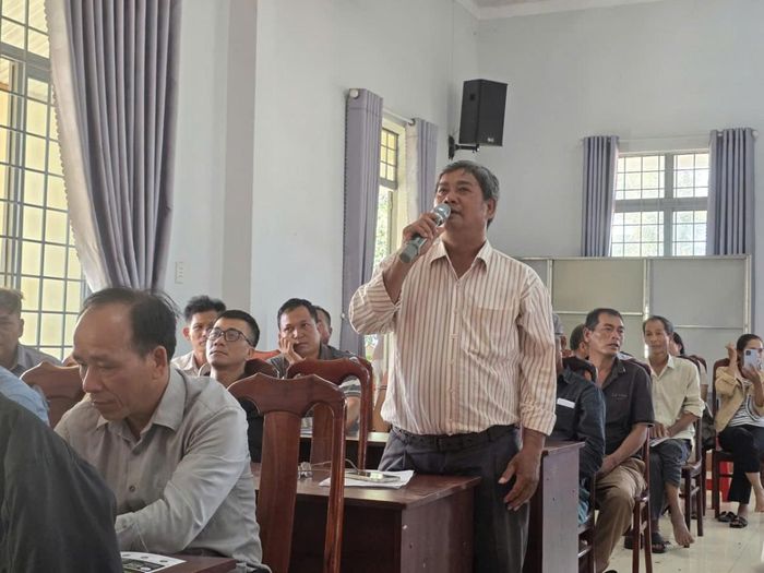  Nông dân tham dự hội nghị đặt câu hỏi, trao đổi với các đại biểu và chuyên gia. 