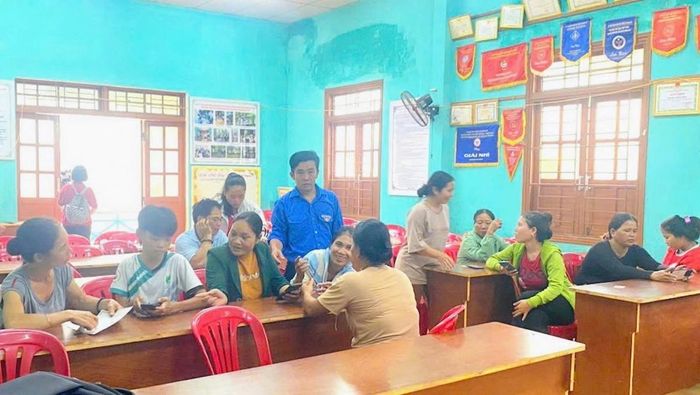 Cán bộ xã tận tình hướng dẫn người dân thực hiện các thủ tục hành chính qua dịch vụ công trực tuyến, thúc đẩy chuyển đổi số ngay từ cơ sở.