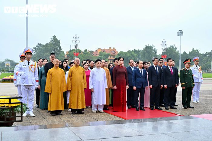 Sáng cùng ngày, các đoàn đại biểu Ủy ban Trung ương MTTQ Việt Nam; Quân ủy Trung ương - Bộ Quốc phòng; Đảng ủy Công an Trung ương - Bộ Công an; Thành ủy, HĐND, UBND TP Hà Nội... đến đặt vòng hoa, vào Lăng viếng Chủ tịch Hồ Chí Minh và tưởng niệm các Anh hùng liệt sĩ.