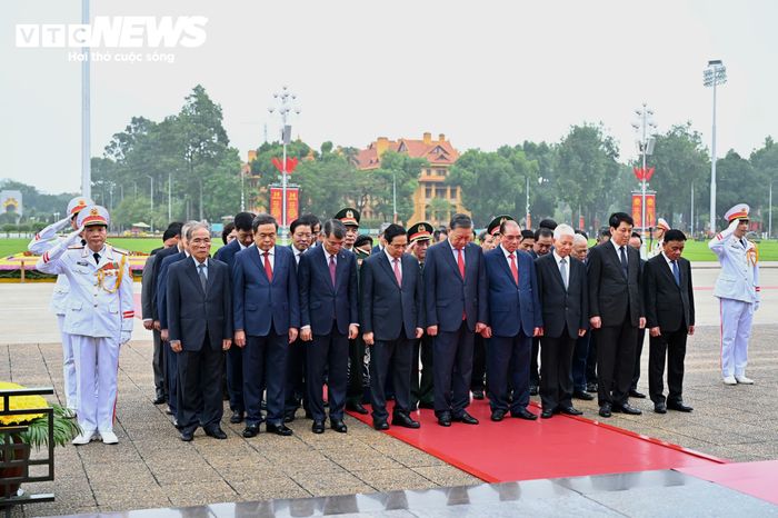 Trước anh linh Chủ tịch Hồ Chí Minh, các đại biểu bày tỏ lòng biết ơn vô hạn, thành kính tưởng nhớ công lao to lớn của Người đối với sự nghiệp cách mạng của Đảng và dân tộc ta.