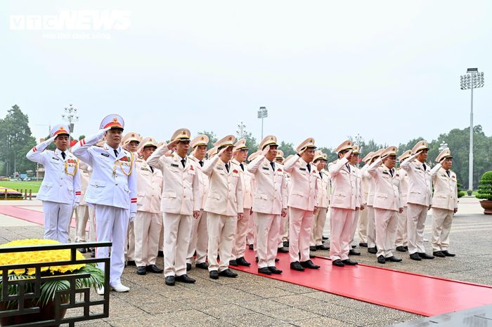 Đoàn đại biểu Đảng ủy Công an Trung ương - Bộ Công an thành kính tưởng niệm Chủ tịch Hồ Chí Minh. 