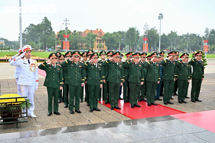 Đoàn đại biểu Quân ủy Trung ương - Bộ Quốc phòng thành kính tưởng niệm Chủ tịch Hồ Chí Minh.