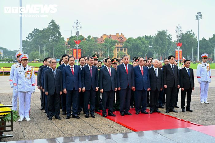 Cùng dự lễ viếng có nguyên Tổng Bí thư Nông Đức Mạnh, nguyên Chủ tịch nước Nguyễn Minh Triết, nguyên Chủ tịch nước Lương Cường, nguyên Thủ tướng Phạm Minh Chính, nguyên Chủ tịch Quốc hội Nguyễn Sinh Hùng và các lãnh đạo, nguyên lãnh đạo Đảng, Nhà nước, ban, bộ, ngành, đoàn thể Trung ương.
