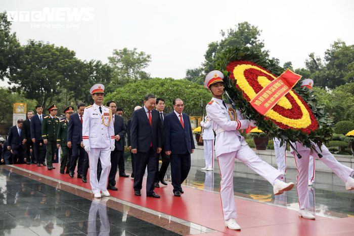Tiếp đó, Đoàn đại biểu tới dâng hương, tưởng niệm các Anh hùng liệt sĩ tại Đài Tưởng niệm các Anh hùng liệt sĩ trên đường Bắc Sơn (Hà Nội).