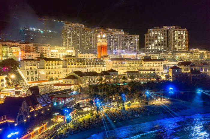 Cùng thời điểm, các tòa cao tầng Hillside Residences đồng loạt lên đèn, ghép thành biểu tượng “2/9” nổi bật giữa màn đêm.