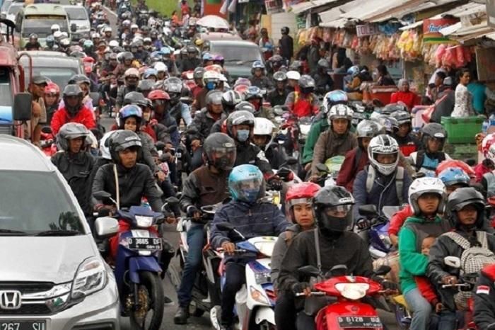 Chính phủ Indonesia hỗ trợ khoảng 169 USD cho người chuyển đổi sang xe máy điện. (Ảnh minh họa: Bikerepublic)