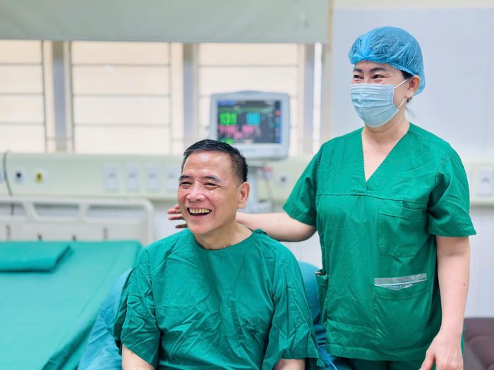 Người đàn ông 2 năm sống nhờ máy thở hồi sinh từ lá phổi hiến của cô gái 22 tuổi