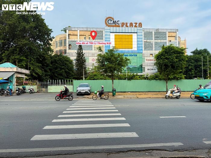 Hai khu đất được đưa vào danh mục gồm khu đất số 79B Lý Thường Kiệt, phường Tân Hòa, có diện tích gần 30.000 m² và khu đất số 257 Trần Hưng Đạo, phường Cầu Ông Lãnh, rộng hơn 2.341 m². Tổng diện tích hai khu đất khoảng 3,23 ha.