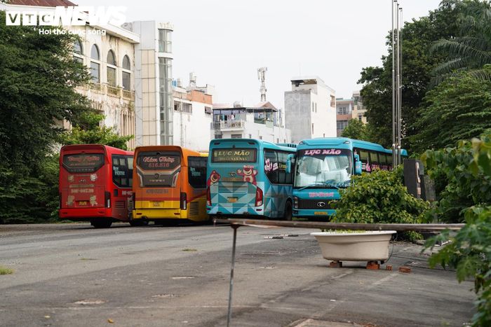 Bên trong khuôn viên, nhiều hạng mục đã xuống cấp, trong khi một phần diện tích hiện được sử dụng làm nơi đỗ xe. Theo người dân khu vực, Trung tâm thương mại CMC Plaza Lý Thường Kiệt đã ngừng hoạt động từ năm 2015.