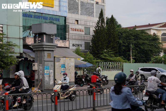 Ghi nhận của PV Báo Điện tử VTC News, khu đất số 79B Lý Thường Kiệt từng là Trung tâm thương mại CMC Plaza Lý Thường Kiệt nhưng đã đóng cửa từ nhiều năm trước.