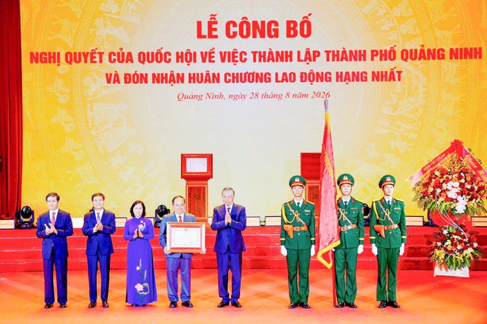 Tổng Bí thư, Chủ tịch nước Tô Lâm trao tặng thưởng Huân chương Lao động hạng Nhất cho Đảng bộ, chính quyền và Nhân dân tỉnh Quảng Ninh. (Ảnh: Đỗ Phương)
