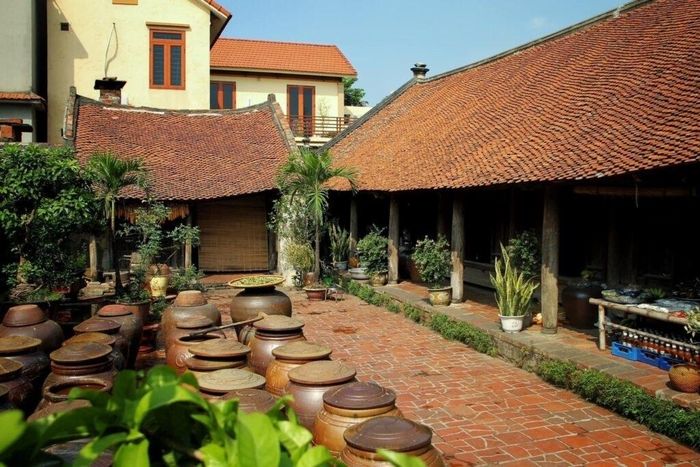 Làng cổ Đường Lâm nằm trong danh sách các di tích, danh thắng nổi tiếng mở cửa miễn ngày Quốc khánh 2/9 năm nay. Nơi đây còn lưu giữ nhiều ngôi nhà mang đậm chất kiến trúc xưa với những con đường gạch, bức tường đá ong và những nét văn hóa của làng quê vùng Bắc Bộ. (Ảnh: Dulichxudoai)