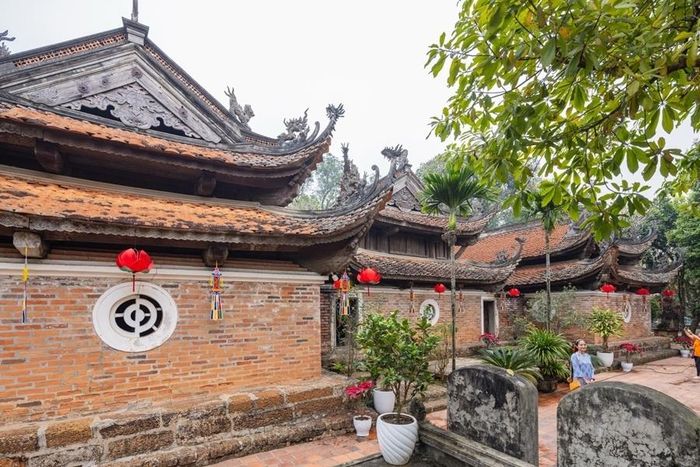 Chùa Tây Phương mang kiến trúc kiểu chữ Tam với mái dấu thềm, lợp ngói mũi hài, toát lên vẻ trang nghiêm. (Ảnh: Notesbook)