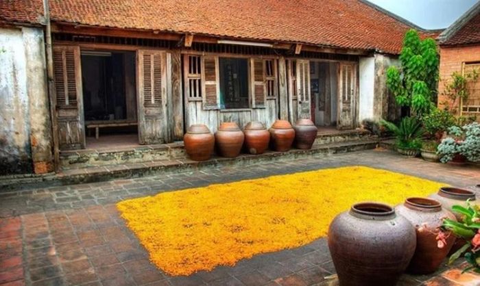 Ngoài vẻ đẹp trầm mặc và thân quen gợi nhắc đến không gian làng quê Bắc Bộ xưa, du khách đến quan làng cổ còn có cơ hội tìm hiểu những nghề thủ công truyền thống như làm kẹo lạc, bánh tẻ, chè lam...(Ảnh: Sinhtour)
