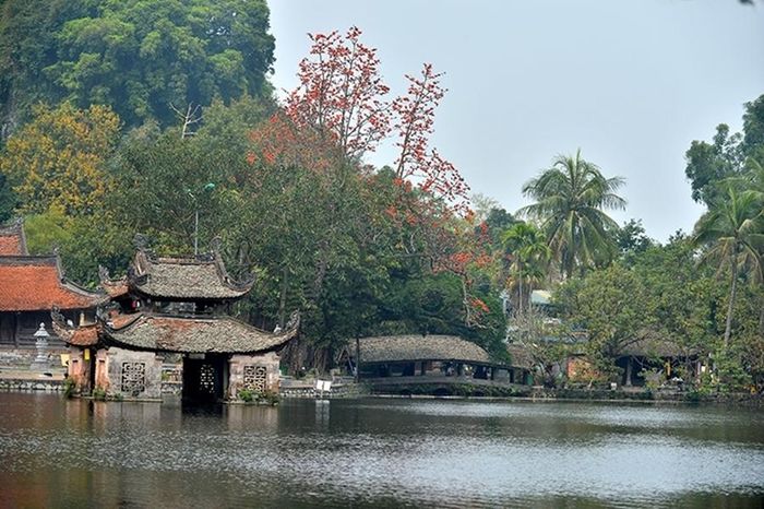 Chùa Thầy nằm dưới chân núi Sài Sơn, thuộc xã Quốc Oai (Hà Nội), là một trong những ngôi chùa cổ nổi tiếng của miền Bắc. Không gian nơi đây nổi bật với kiến trúc cổ kính, núi non thanh tịnh. (Ảnh: Báo Tin tức)