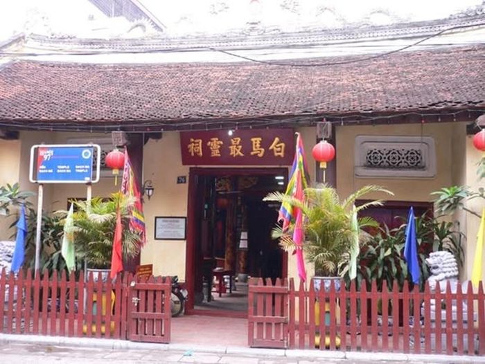 Ngoài ra, Hà Nội còn mở cửa miễn phí nhiều điểm tham quan nữa như Văn Miếu - Quốc Tử Giám, đền Ngọc Sơn, Nhà tù Hỏa Lò, Đền Bạch Mã số 76 Hàng Buồm, Ngôi nhà Di sản số 87 Mã Mây, Di tích số 22 Hàng Buồm, Di tích số 28 Hàng Buồm, Trung tâm Giao lưu văn hóa Phố cổ, Bảo tàng Hà Nội, Đền Quán Thánh, Đền Quan Đế. (Ảnh: Vietnamtourism)