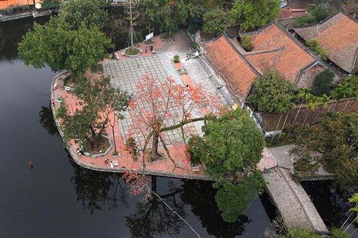 Chùa Thầy là điểm đến phù hợp cho du khách muốn kết hợp tham quan di tích, tìm hiểu văn hóa và tận hưởng không gian yên bình. (Ảnh: Báo Tin tức)