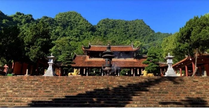 Hầu hết các di tích đều nằm tựa vào sườn núi hoặc sâu trong thung lũng, có địa thế đẹp. (Ảnh: Chùa Hương)