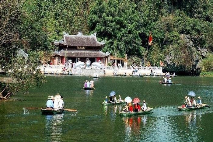 Nếu muốn kết hợp tham quan cảnh quan với không gian văn hóa, tâm linh, du khách có thể lựa chọn các điểm ở phía Tây và Nam Hà Nội. Chùa Hương, chùa Thầy và chùa Tây Phương đều mở cửa miễn phí trong ngày 2/9 năm nay. (Ảnh: Luhanhvietnam)