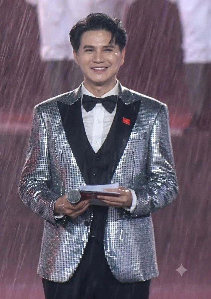 Vũ Mạnh Cường gây sốt khi dẫn dưới mưa tại concert “Tổ quốc trong tim”.