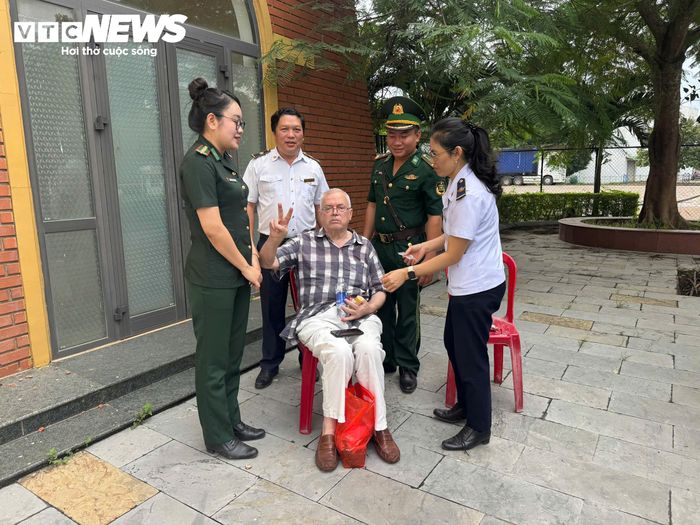 Sau khi được hỗ trợ sơ cứu, sức khoẻ của ông Grosman Eugenne cơ bản ổn định. (Ảnh: Phan Vĩnh)