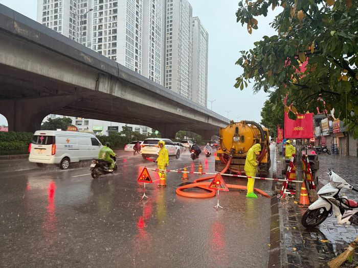 Nhân viên Xí nghiệp Thoát nước có mặt, đặt biển cảnh báo để hướng dẫn, nhắc nhở người dân khi đi qua khu vực.