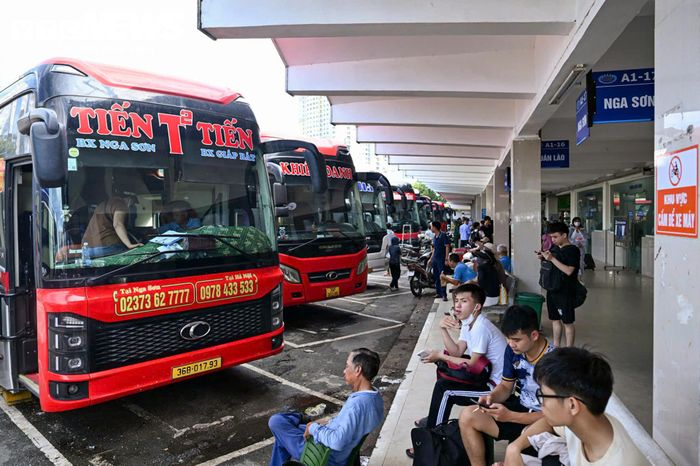 Ô tô xếp kín chỗ trong bến, đáp ứng nhu cầu đi lại tăng vọt của người dân trong dịp lễ.