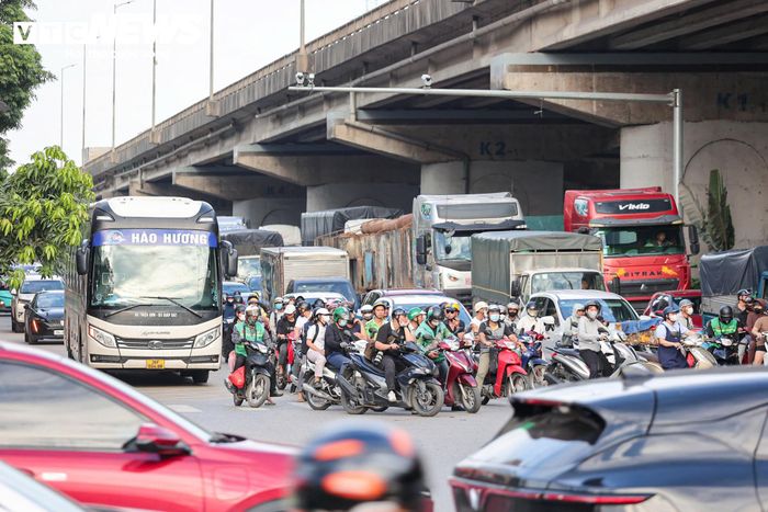 Từ khoảng 16h cùng ngày, lượng xe tăng mạnh trên những tuyến đường hướng ra phía Tây và phía Nam thành phố.