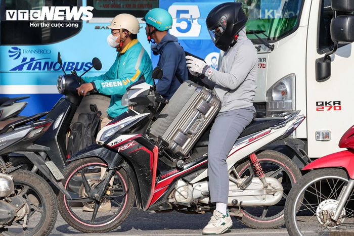 Người dân lỉnh kỉnh đồ đạc rời thành phố để về quê nghỉ lễ 2/9.