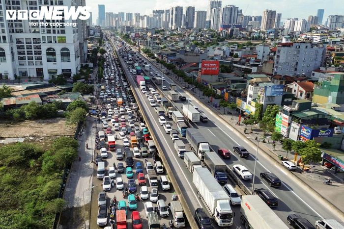 Chiều 28/8, nhiều người rời Hà Nội về quê hoặc bắt đầu đi du lịch sớm dịp Quốc khánh 2/9. Lượng phương tiện tăng nhanh khiến nhiều tuyến đường, đặc biệt các cửa ngõ Thủ đô, xảy ra ùn ứ kéo dài.
