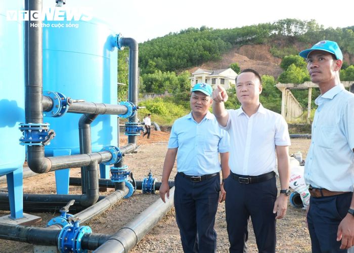 Ông Đinh Ngọc Hùng - Chủ tịch UBND xã Chân Mây - Lăng Cô kiểm tra công tác lắp đặt trạm xử lý nước cơ động để phục vụ người dân thiếu nước sạch. (Ảnh: Đ.N.H)