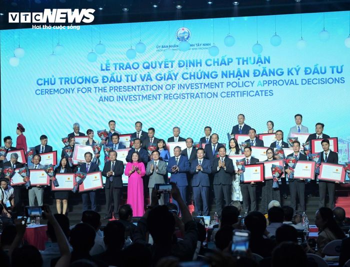 Tây Ninh trao quyết định, chứng nhận và ghi nhận quan tâm đầu tư hơn 100 dự án, tổng vốn khoảng 920.000 tỷ đồng.