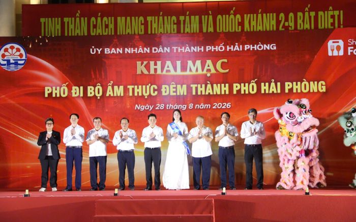 Tại lễ khai mạc, các vị lãnh đạo thành phố và đại biểu thực hiện nghi thức cắt băng, chính thức mở ra không gian phố đi bộ, ẩm thực và các hoạt động phát triển kinh tế ban đêm tại khu vực dải vườn hoa trung tâm và Nhà hát thành phố.