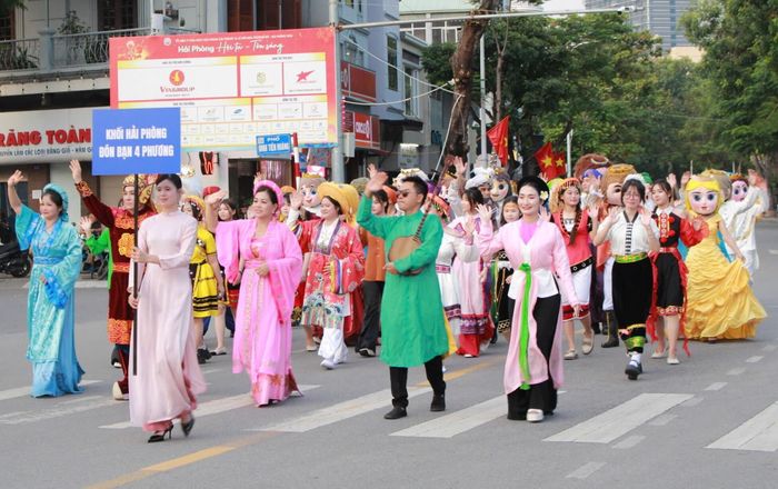 Thành đoàn Hải Phòng, các cháu thiếu nhi, Hội Di sản Áo dài, các nghệ nhân, câu lạc bộ dân gian, đoàn múa lân và đại diện các gian hàng ẩm thực tạo không khí sôi động, mở đầu hành trình khám phá “Một phố - muôn hương vị”.